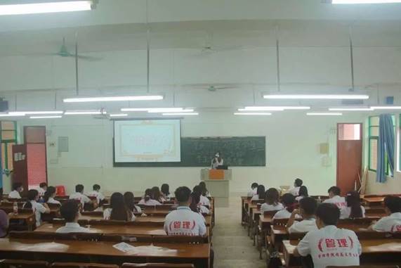 圖片包含 室內(nèi), 天花板, 場景, 桌子
描述已自動生成